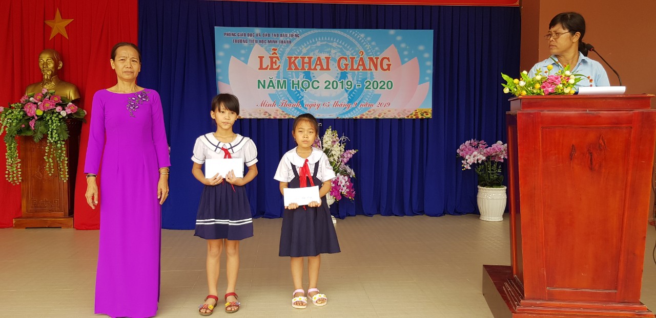 Học bổng được trao từ Chi bộ nhà trường